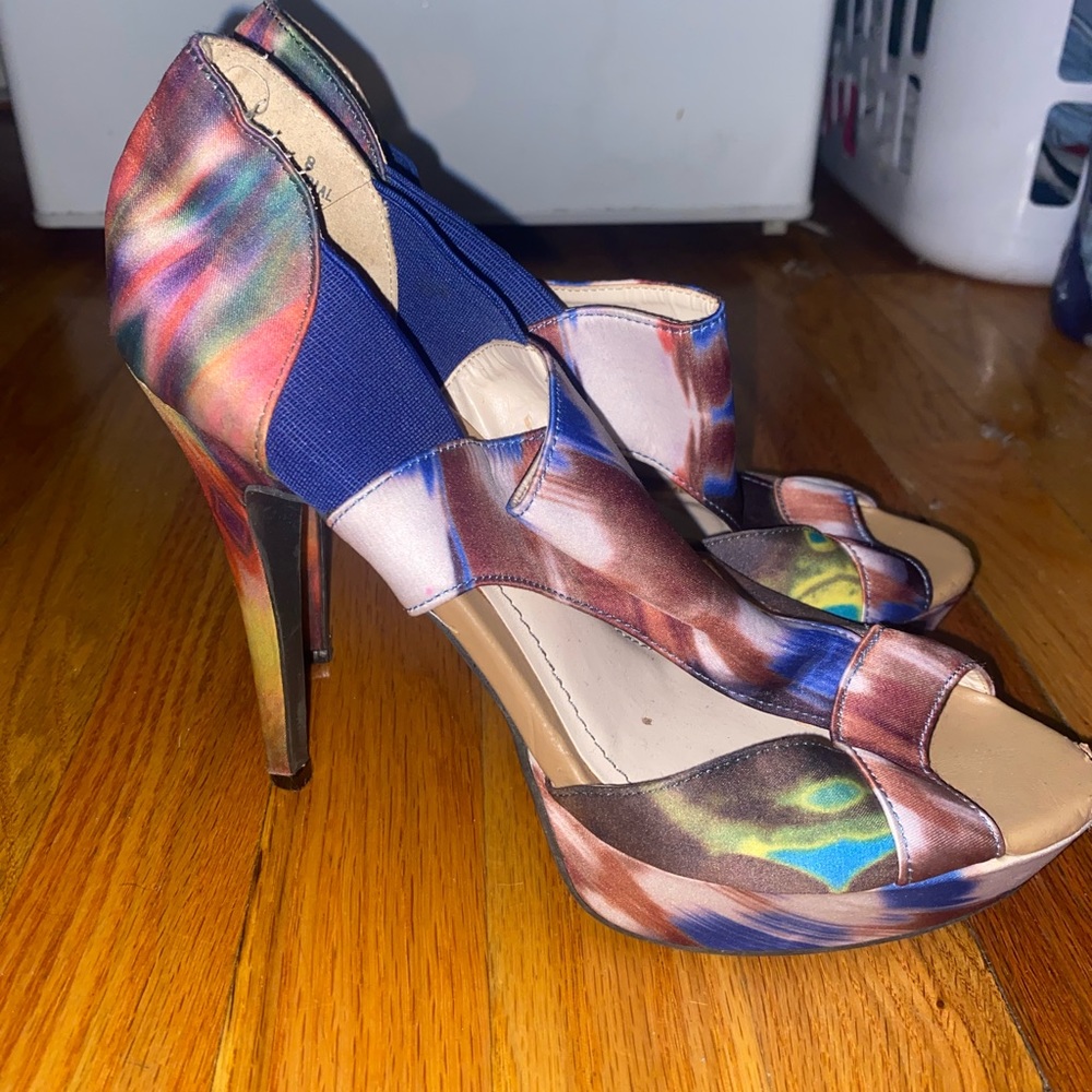3inch pumps lightly used with a scuff in the front of the left shoe.
